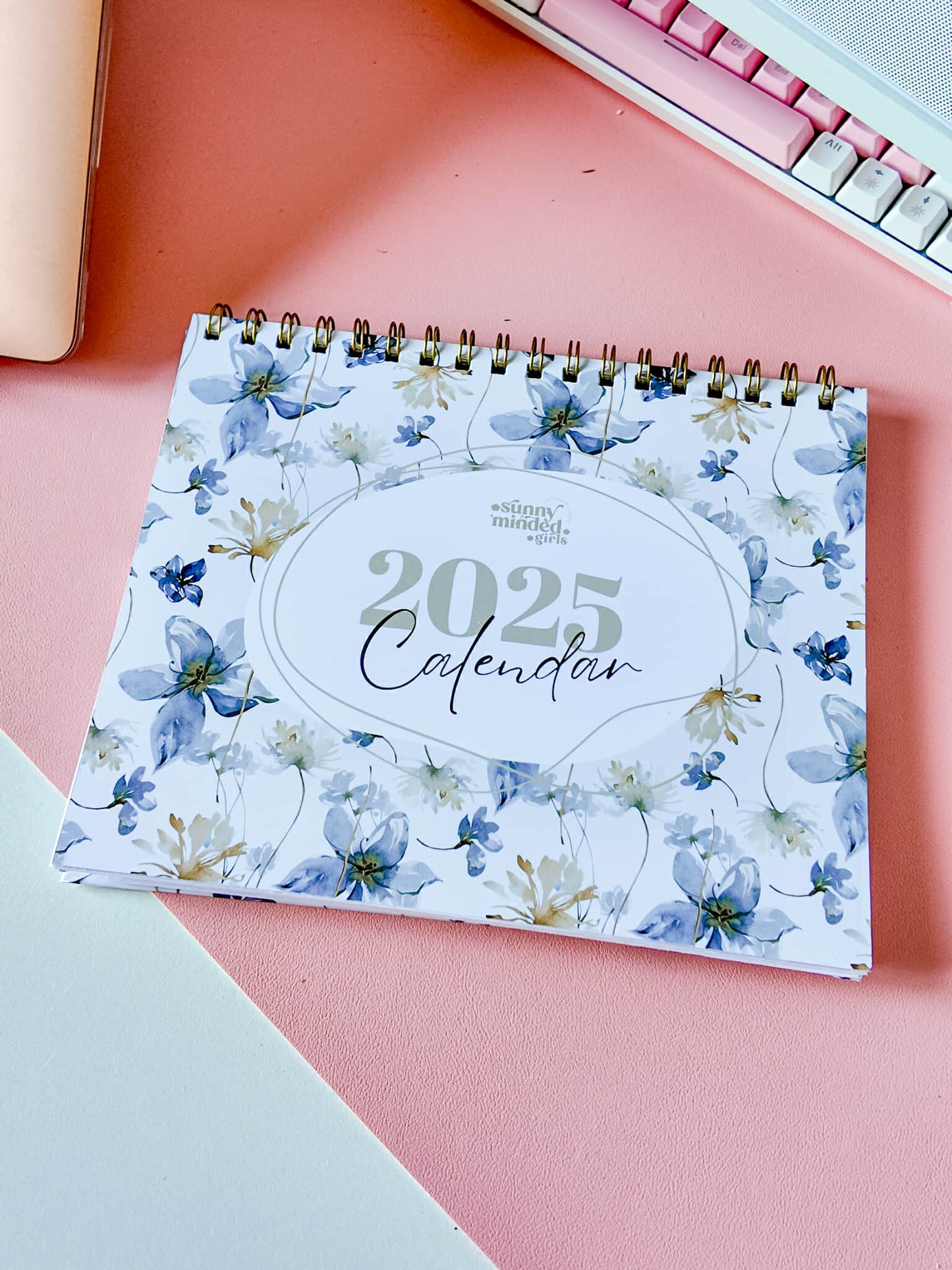 2025 Cozy Year Standing Desk Calendar – Vibrant Art, Spacious Daily Planning 🌸✨