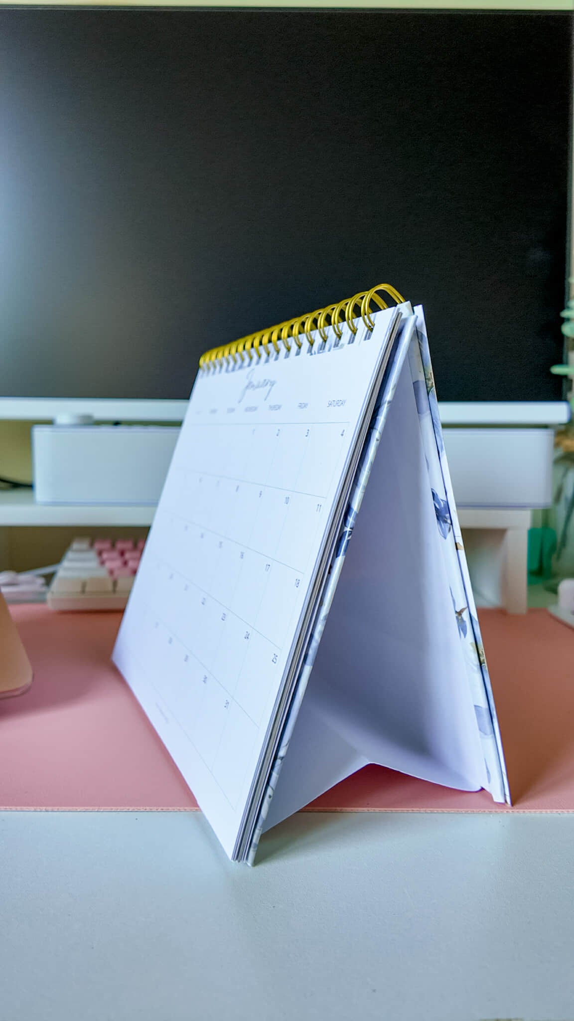 2025 Cozy Year Standing Desk Calendar – Vibrant Art, Spacious Daily Planning 🌸✨