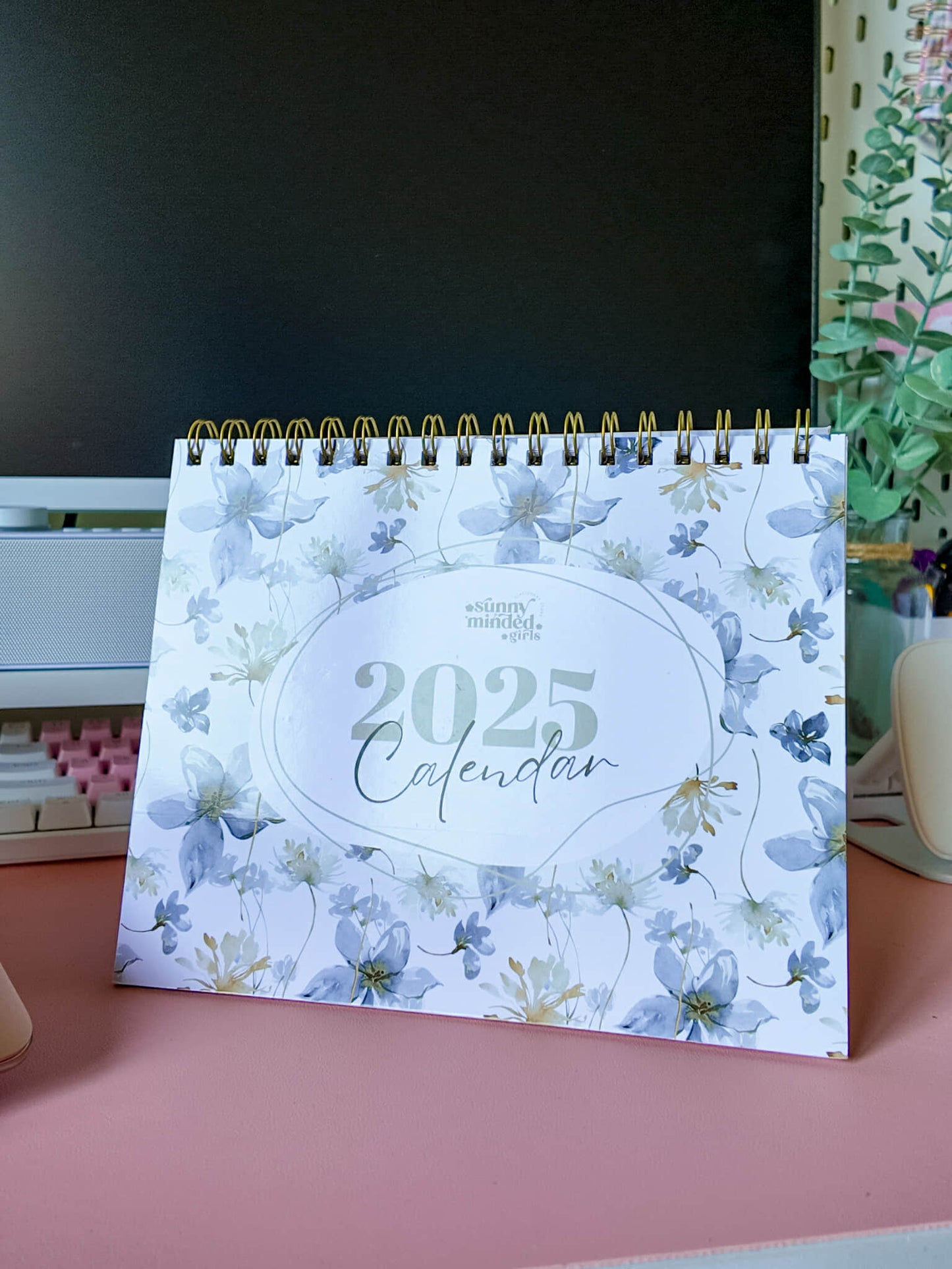 2025 Cozy Year Standing Desk Calendar – Vibrant Art, Spacious Daily Planning 🌸✨